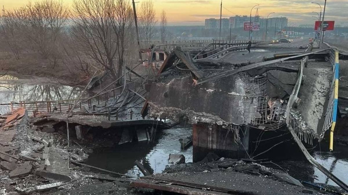 ЗСУ підірвали міст через Тетерів, щоб затримати техніку окупантів біля Києва: фото з місця - Київ