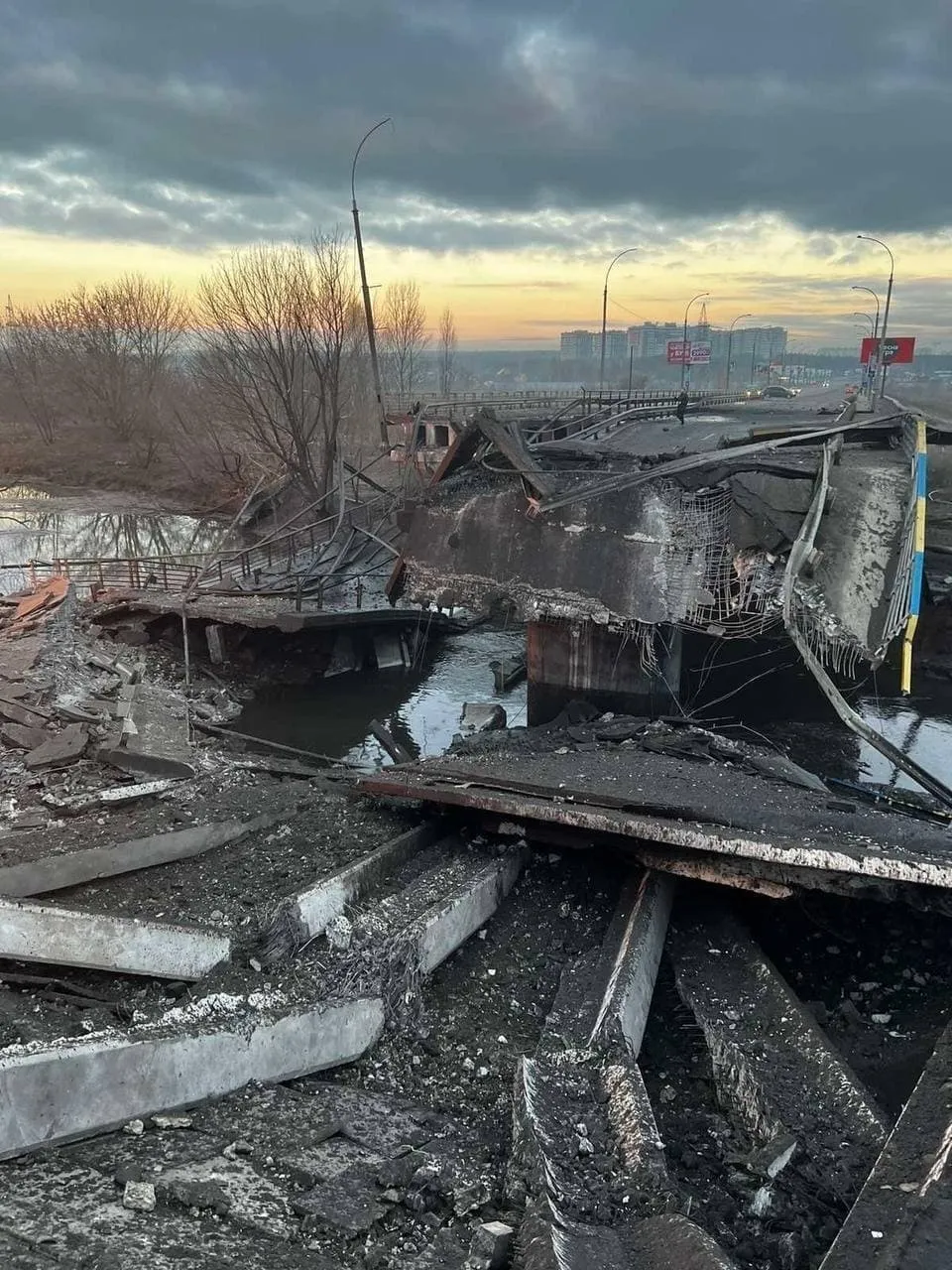 На Київщині ЗСУ підірвали міст через річку