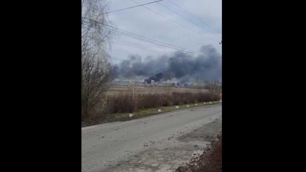 Колону російської бронетехніки спалили під Гостомелем - 25 февраля 2022 - 24 Канал