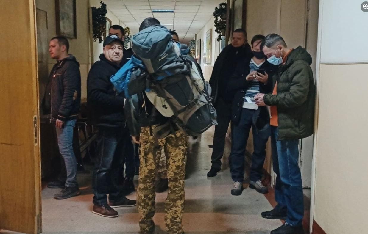 Українців не зламати: в багатьох містах черги до воєнкоматів - 24 Канал