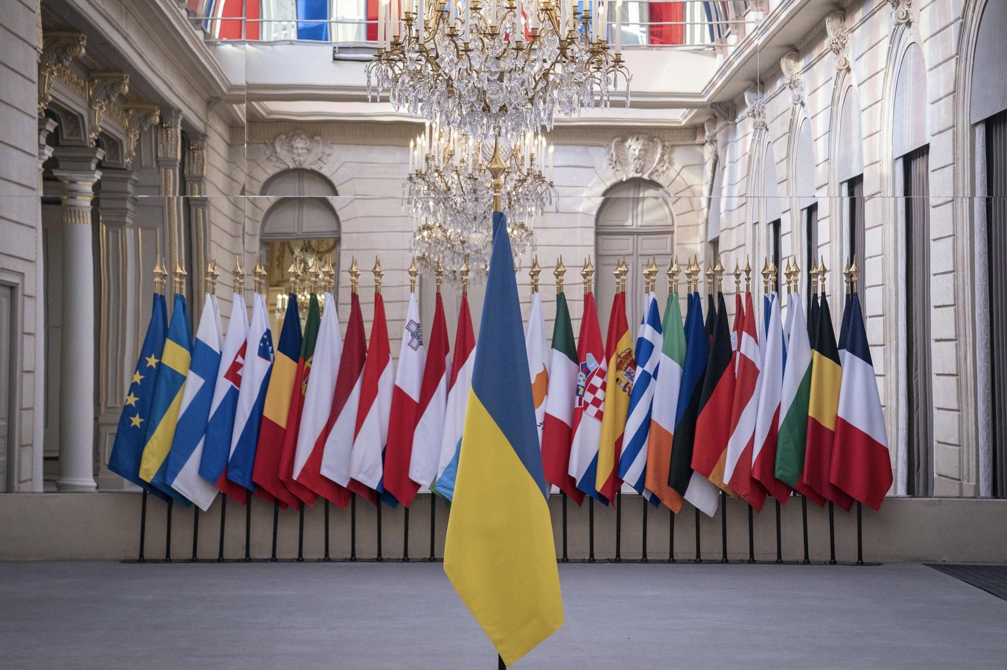 Красноязычное фото Флага Украины в твиттере Елисейского дворца - 24 Канал