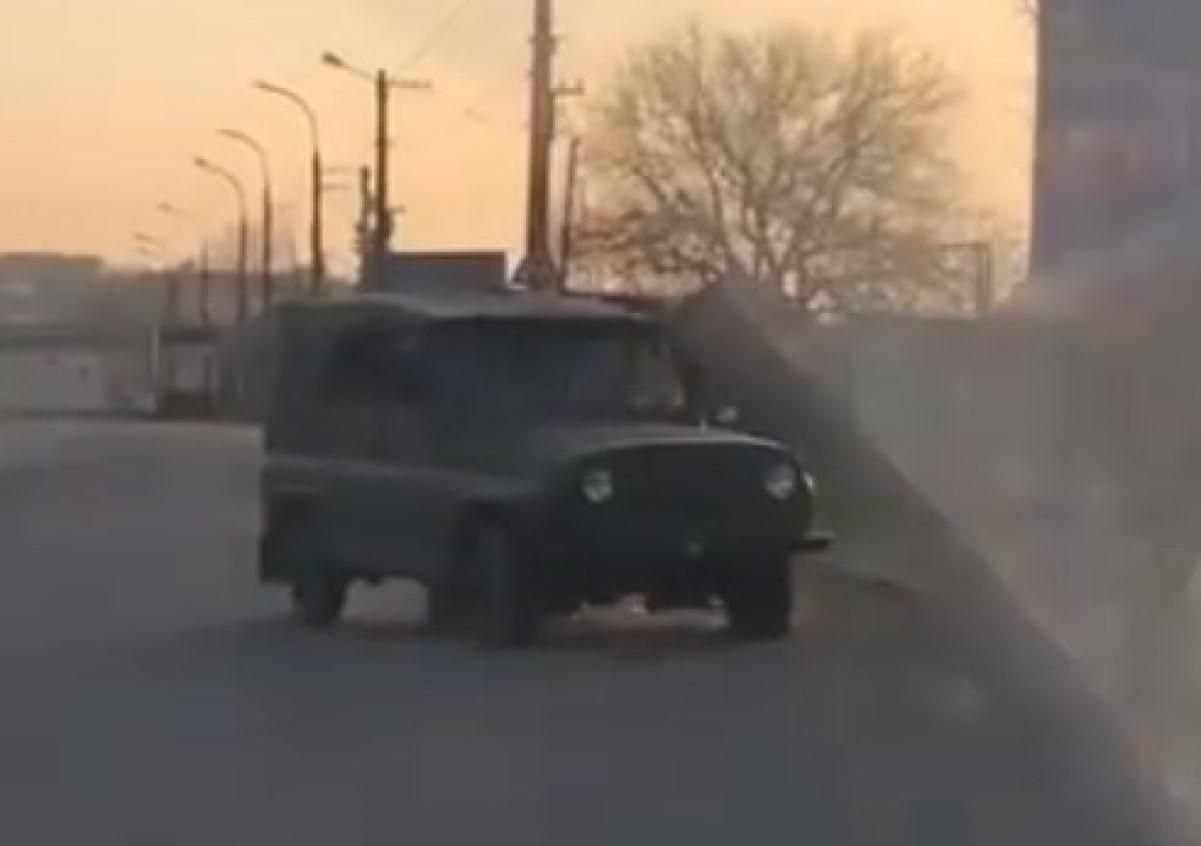 Встреча с "цветами" не удалась: россияне покидали много техники на Херсонщине – эпическое видео Встреча с "цветами" не удалась: россияне покидали много техники на Херсонщине – эпическое видео