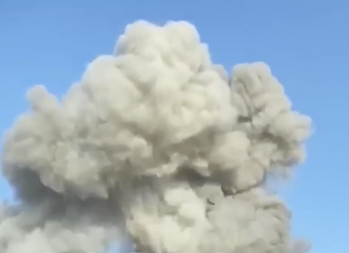 У мережі з'явилось відео вибуху на Антонівському мості в Херсоні - 25 февраля 2022 - 24 Канал У мережі з'явилось відео вибуху на Антонівському мості в Херсоні - 25 февраля 2022 - 24 Канал