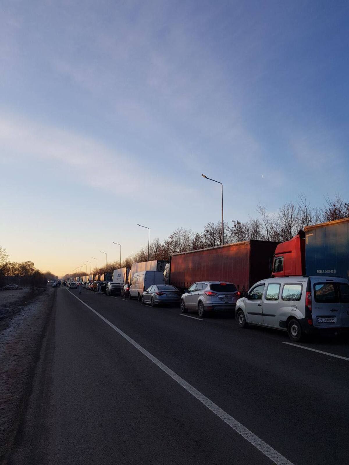 Черги на кордоні: у пункті пропуску на Буковині на виїзд очікують 1 300 авто - 24 Канал
