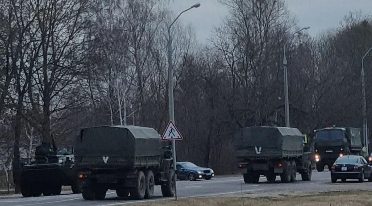 В Бресте заметили колонну военной техники с символом 