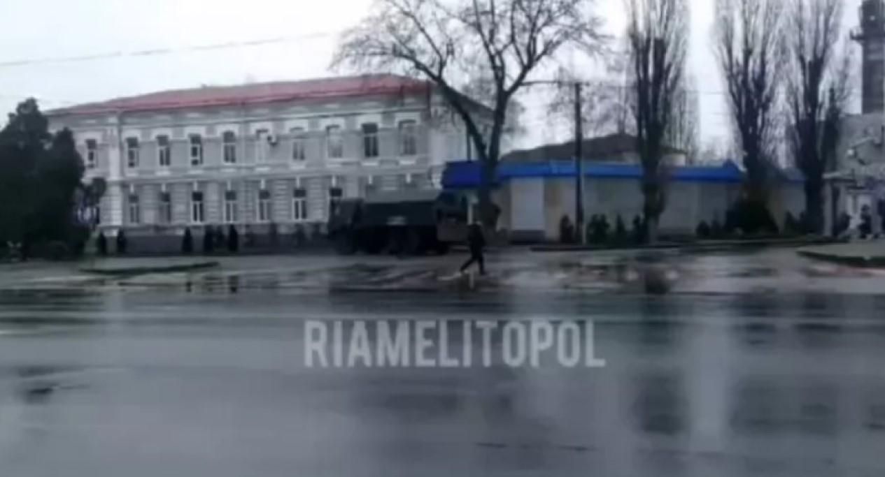 Невідомі зайшли на територію виконкому: у Мелітополі тривають важкі бої за місто - 24 Канал Невідомі зайшли на територію виконкому: у Мелітополі тривають важкі бої за місто - 24 Канал