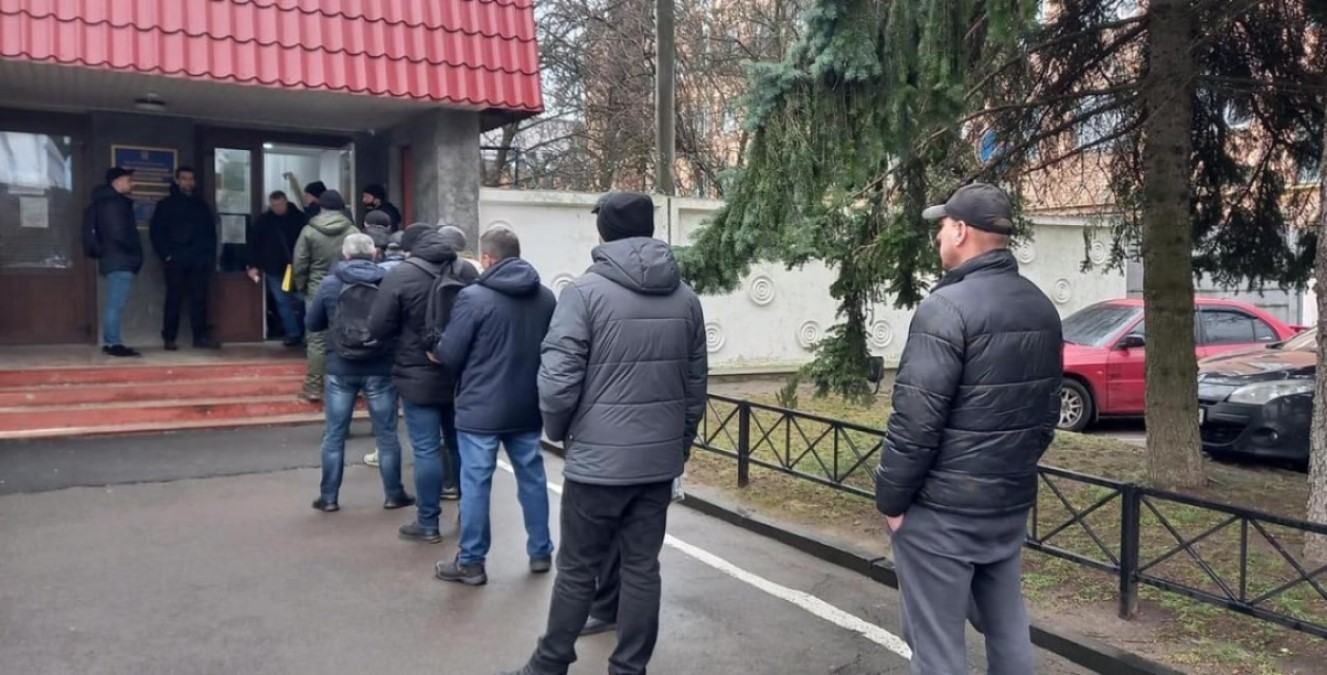 У Львові величезні черги до військкоматів, більші лише у пунктах здачі крові, – журналіст - 24 Канал У Львові величезні черги до військкоматів, більші лише у пунктах здачі крові, – журналіст - 24 Канал