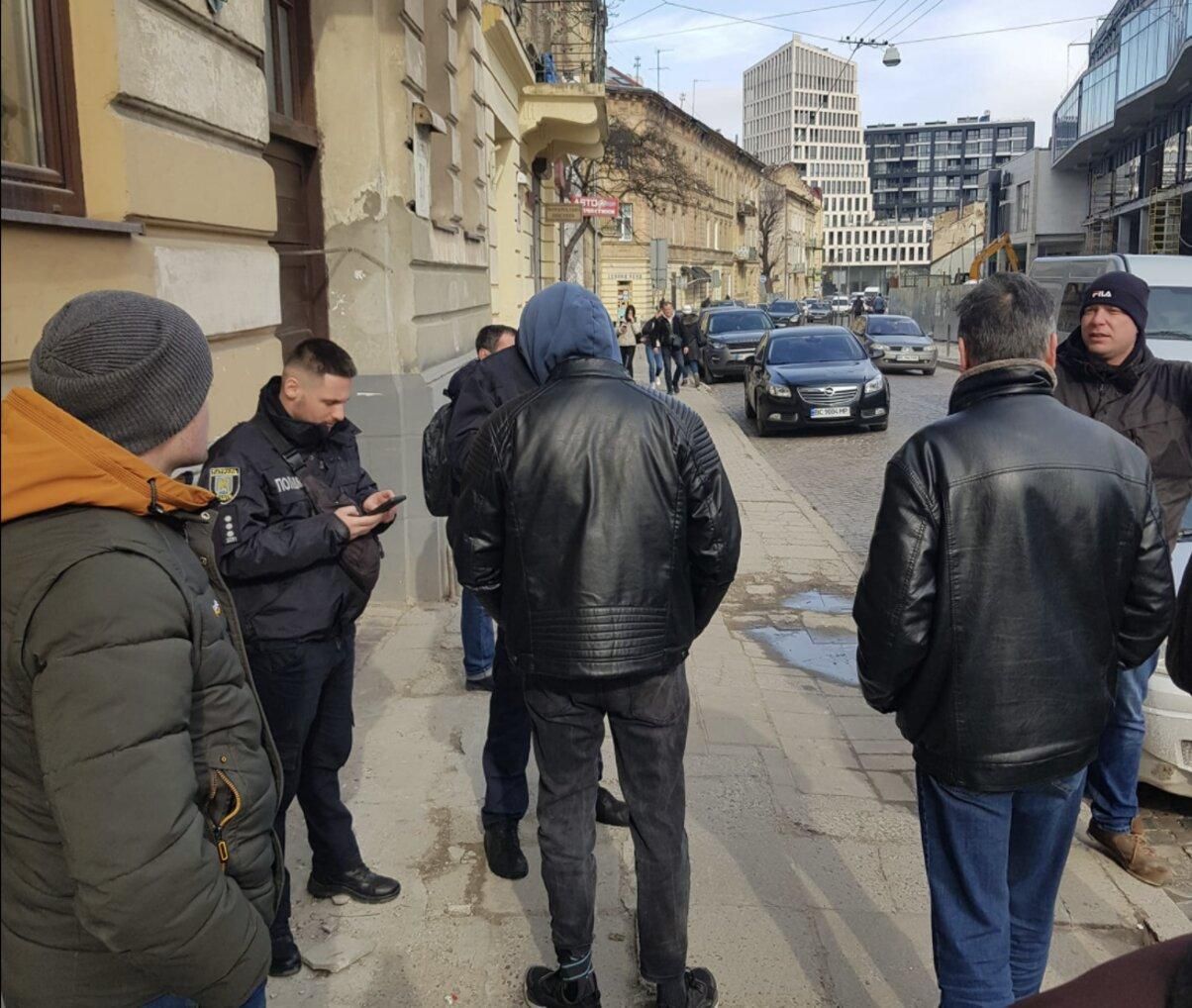 У Львові біля військкомату затримали чоловіка, який фотографував об'єкти й черги - Львів У Львові біля військкомату затримали чоловіка, який фотографував об'єкти й черги - Львів