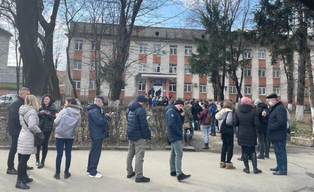 В Ужгороде большие очереди в центры переливания крови