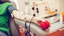 Люди прибувають постійно, – у центрах крові в Києві великі черги