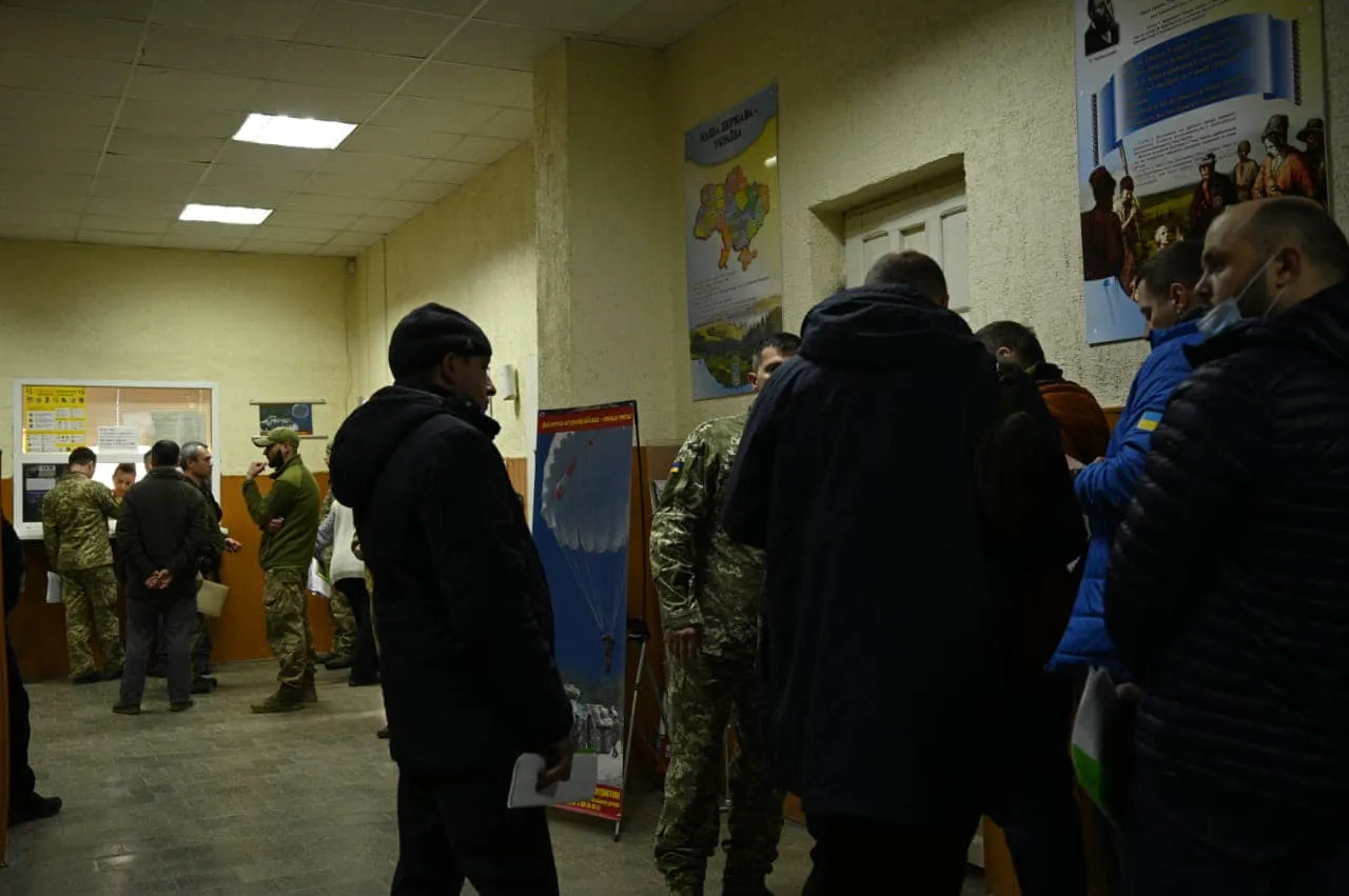 черги у військкоматі на Закарпатті черги у військкоматі на Закарпатті