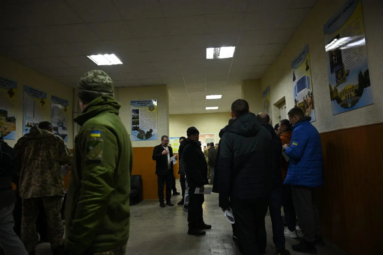 черги у військкоматі на Закарпатті черги у військкоматі на Закарпатті