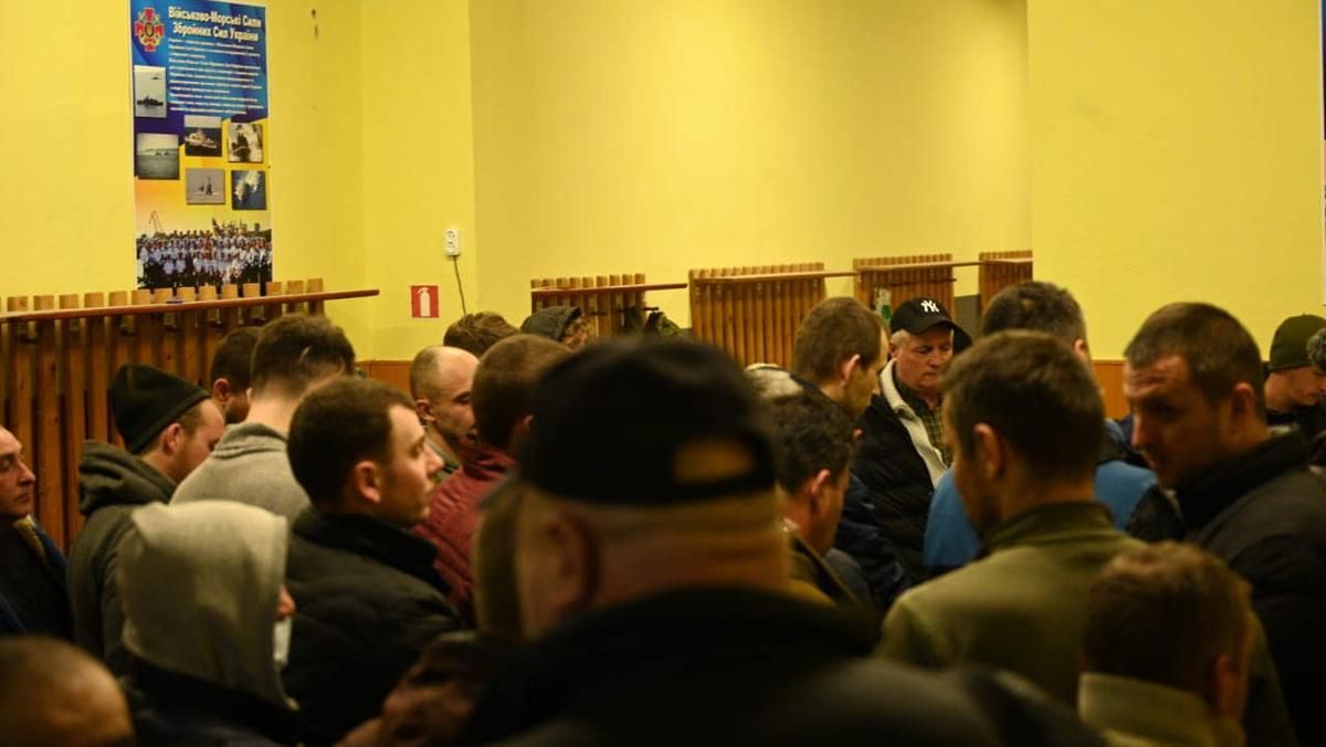 В военкоматах Закарпатья – огромные очереди из добровольцев В военкоматах Закарпатья – огромные очереди из добровольцев