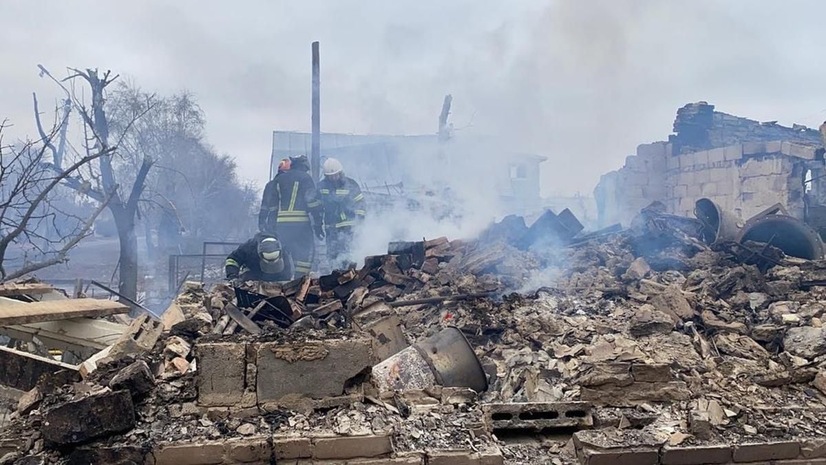 На Луганщині росіяни зруйнували будинок обстрілом, власницю шукають під завалами - 24 Канал