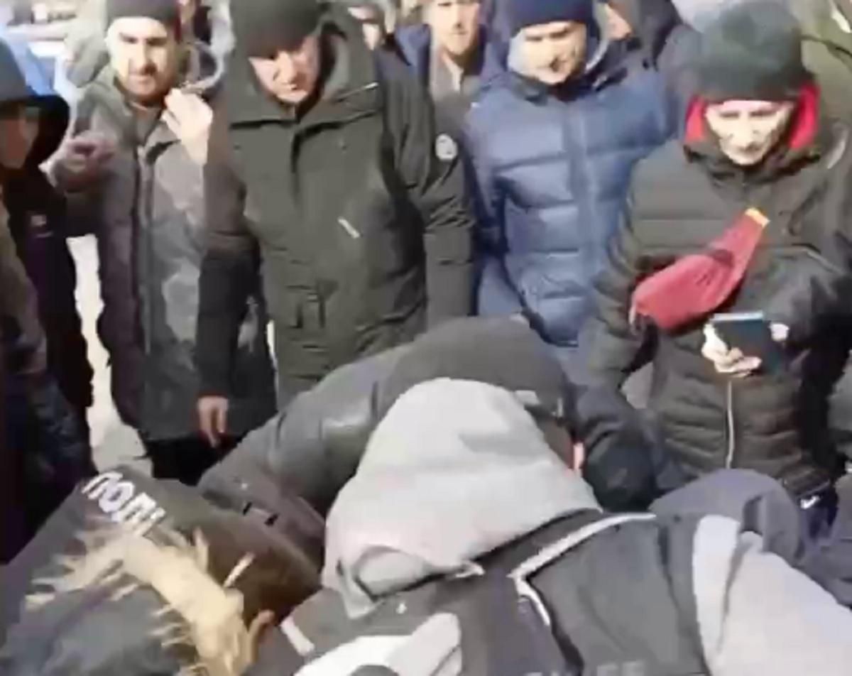 Едва не устроили самосуд: в Харькове задержали диверсанта, резавшего шины под военкоматом
Едва не устроили самосуд: в Харькове задержали диверсанта, резавшего шины под военкоматом