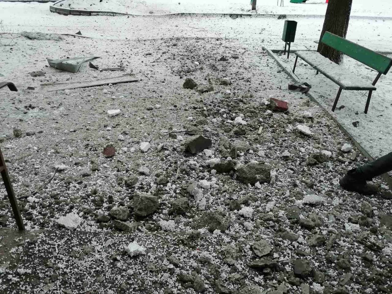 Снаряд попал в жилой дом в Харькове: возможны жертвы – ужасные фото