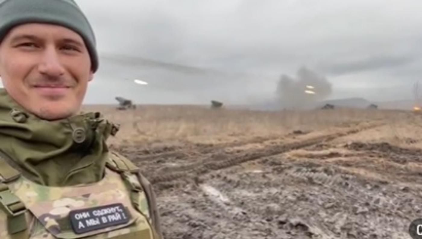 З'явилося відео з військовим РФ, який радіє обстрілам з "Градів" - 24 Канал