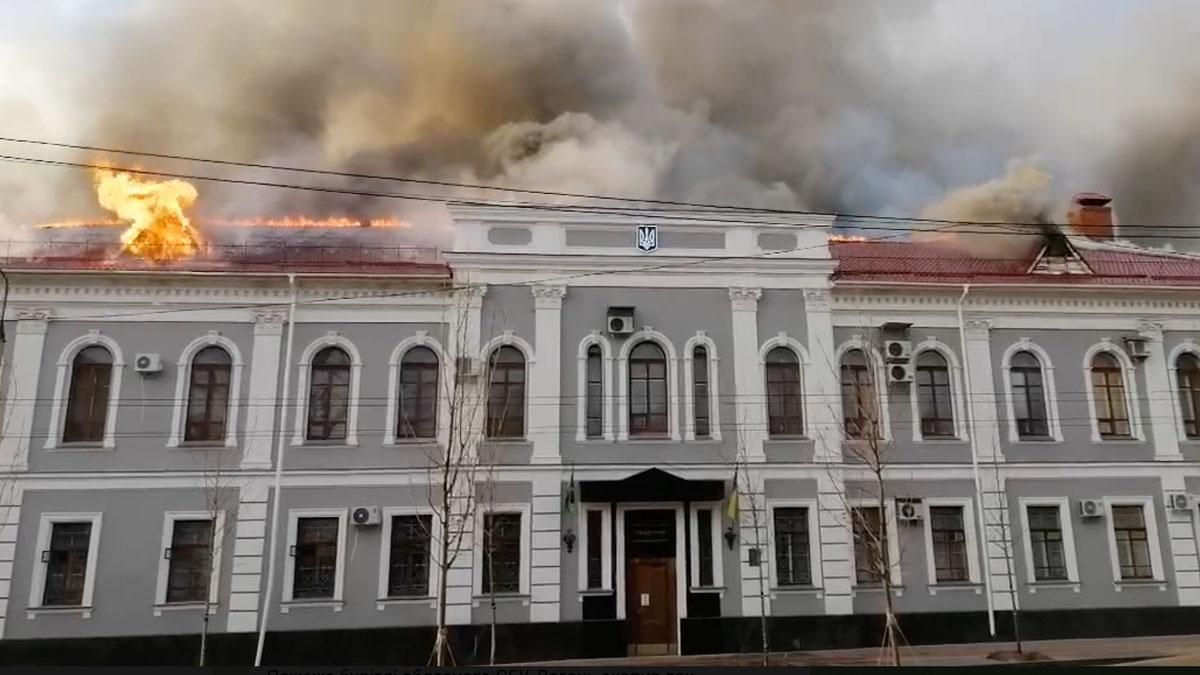 Появилось видео масштабного пожара в здании СБУ в Чернигове после попадания снарядов