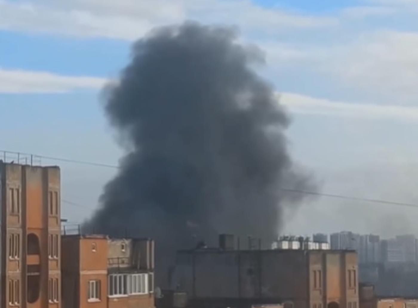 Черный дым из-за жилого дома в Киеве на Троещине: горит военная машина