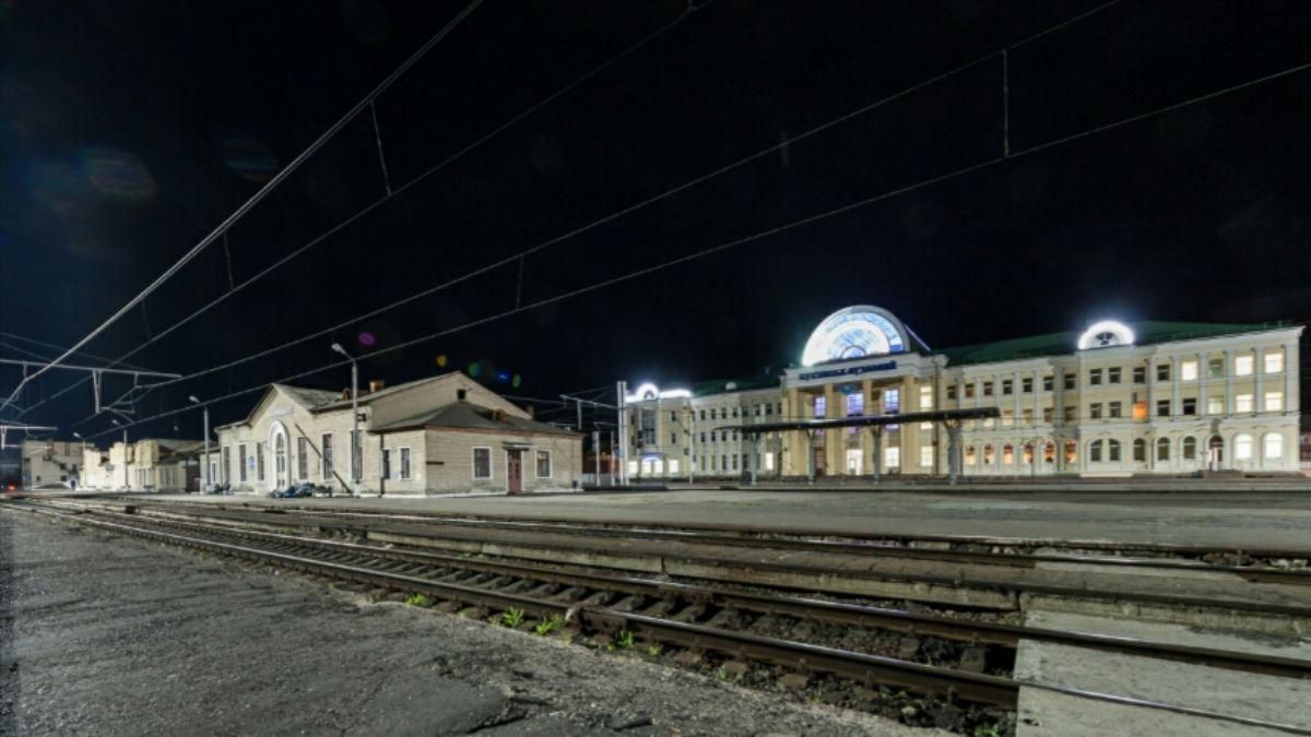 В результате обстрела железнодорожной станции Купянск ранены два проводника