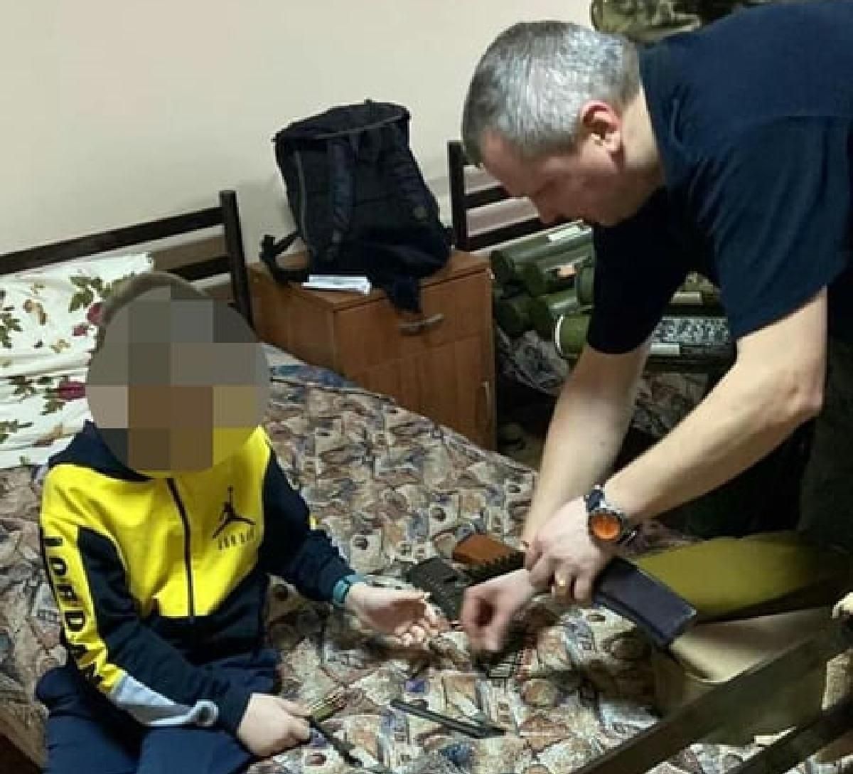 Батько їде нищити окупантів, а син допомагає набивати набої в магазин автомата: потужне фото - 24 Канал Батько їде нищити окупантів, а син допомагає набивати набої в магазин автомата: потужне фото - 24 Канал