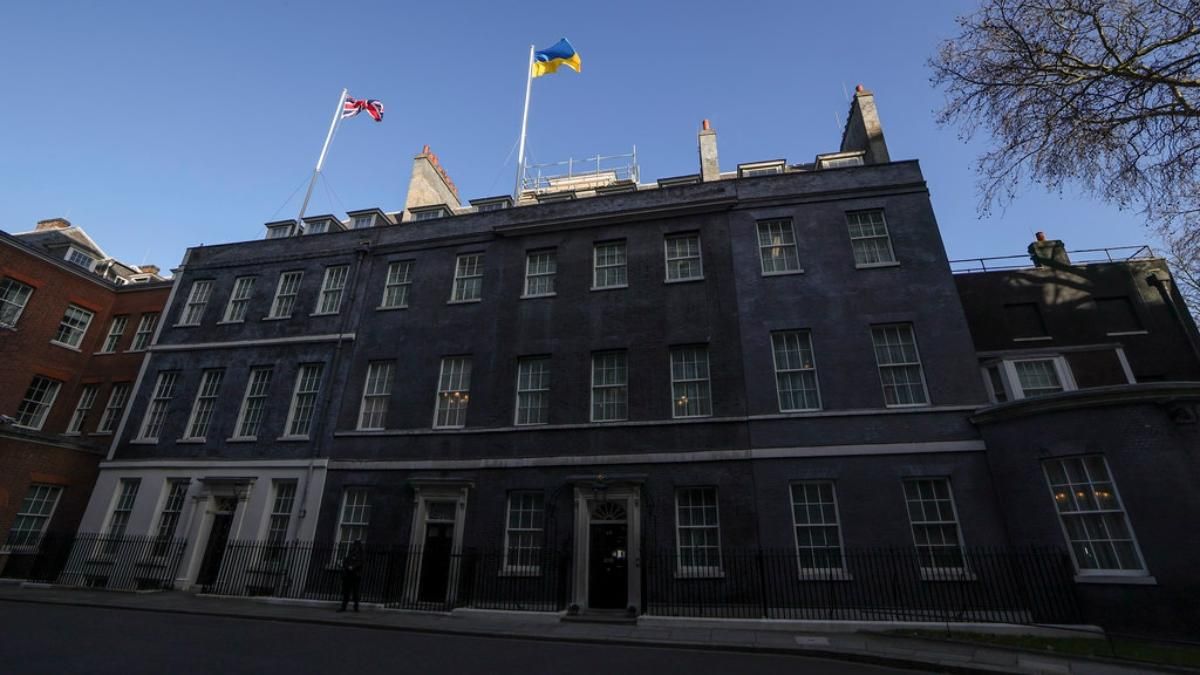 Премьер Великобритании Борис Джонсон вывесил флаг Украины над своей резиденцией