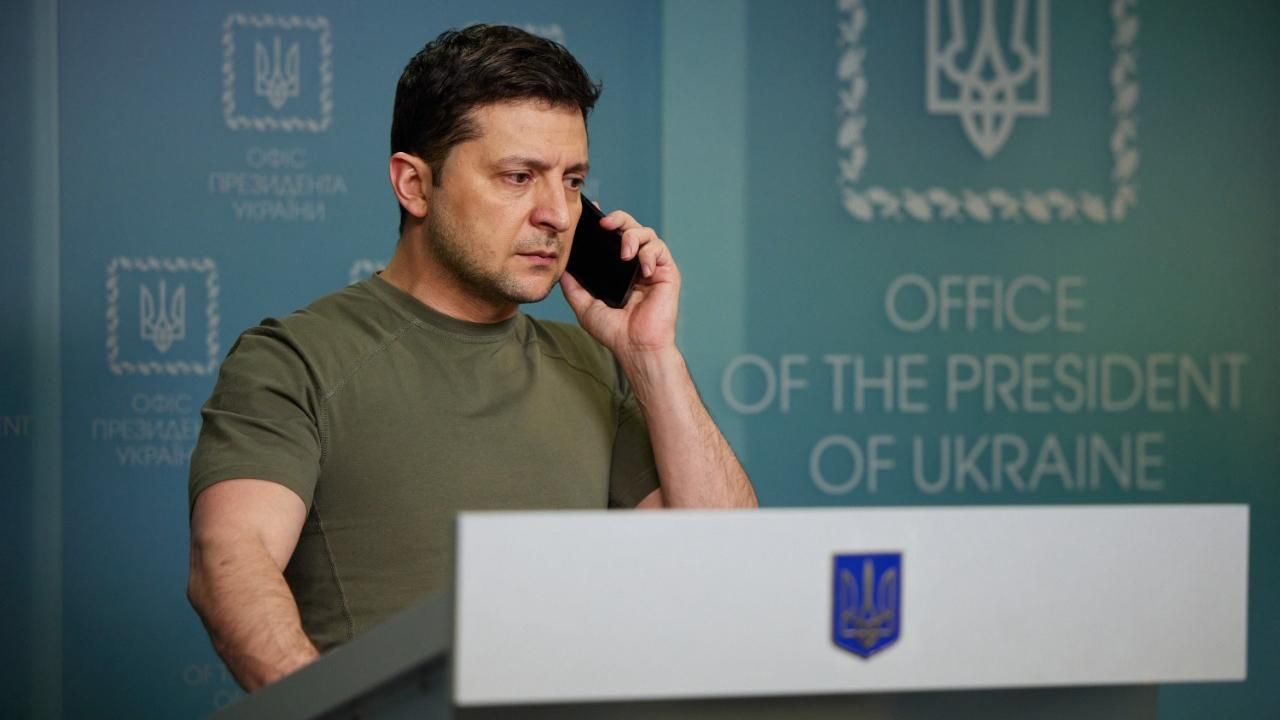 После нападения России на Киев Зеленский остается в столице После нападения России на Киев Зеленский остается в столице