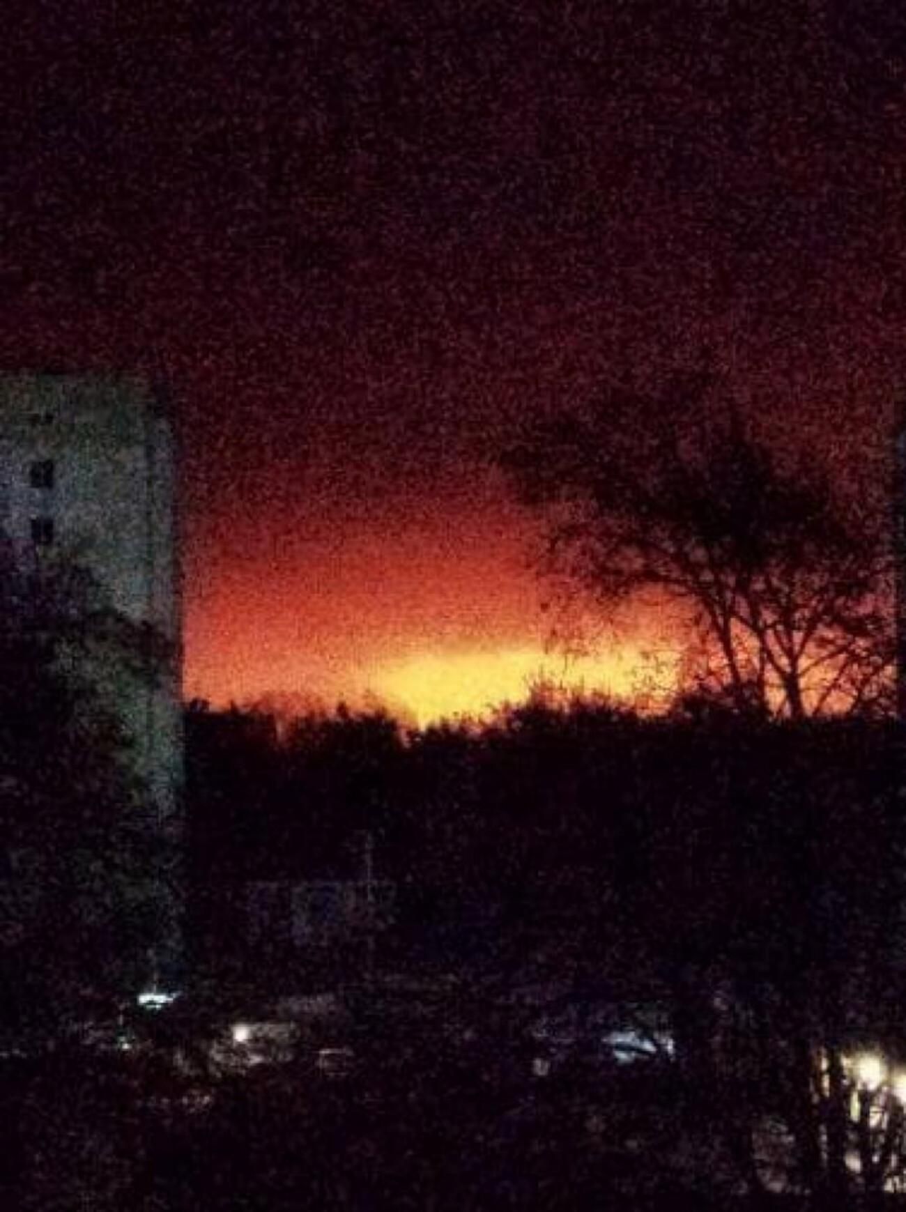 Пожар вспыхнул на нефтебазе на проспекте Индустриальном в Харькове