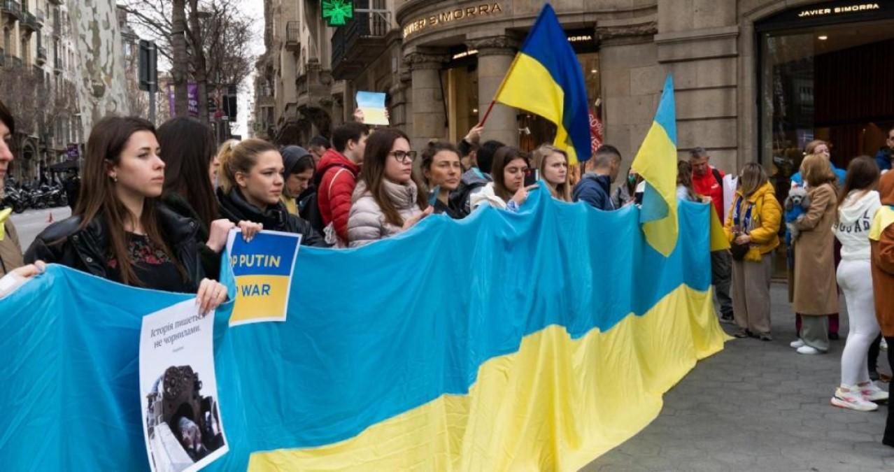 В Барселоне продолжается большой митинг в поддержку Украины: трогательное видео В Барселоне продолжается большой митинг в поддержку Украины: трогательное видео