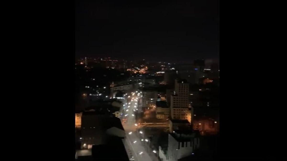 Гул сирени та вибухи вдалині: кадри вечірнього Києва - 24 Канал