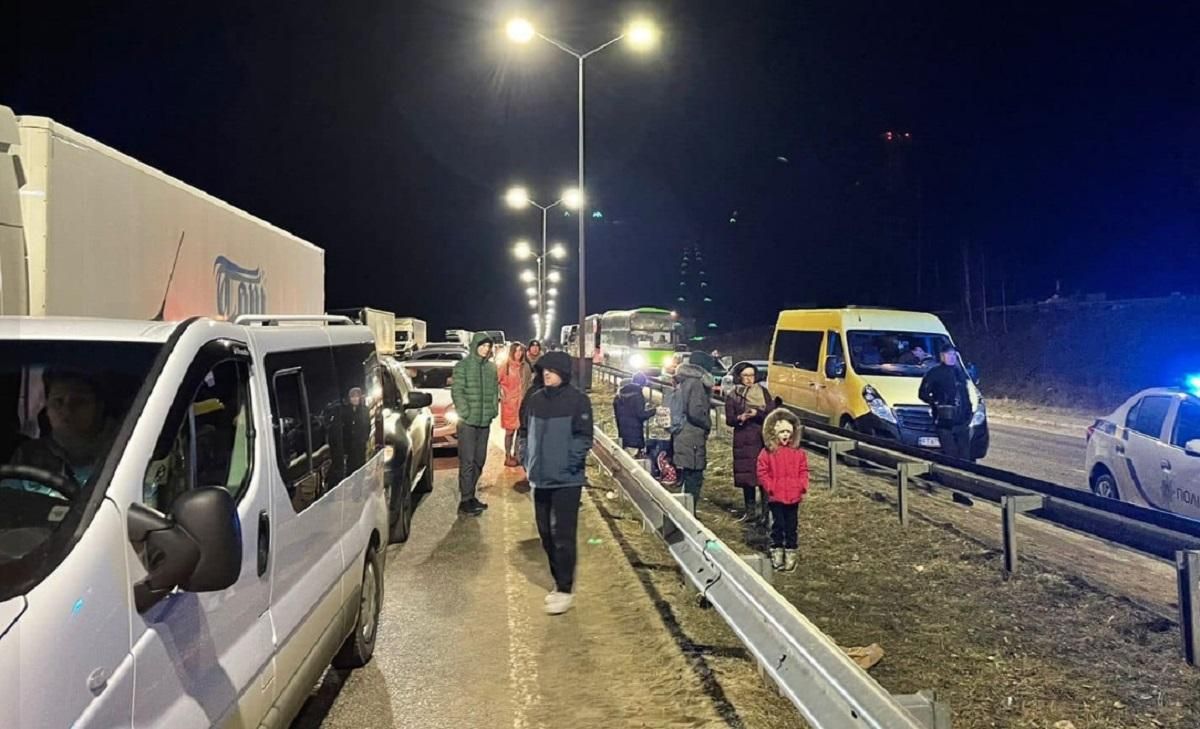 ГПСУ помогает женщинам с детьми пересечь границу: кадры с пункта пропуска ГПСУ помогает женщинам с детьми пересечь границу: кадры с пункта пропуска