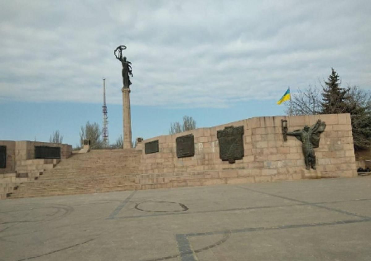 Украинские защитники разрушили бронетехнику врага в Херсоне: фото, видео поля боя Украинские защитники разрушили бронетехнику врага в Херсоне: фото, видео поля боя