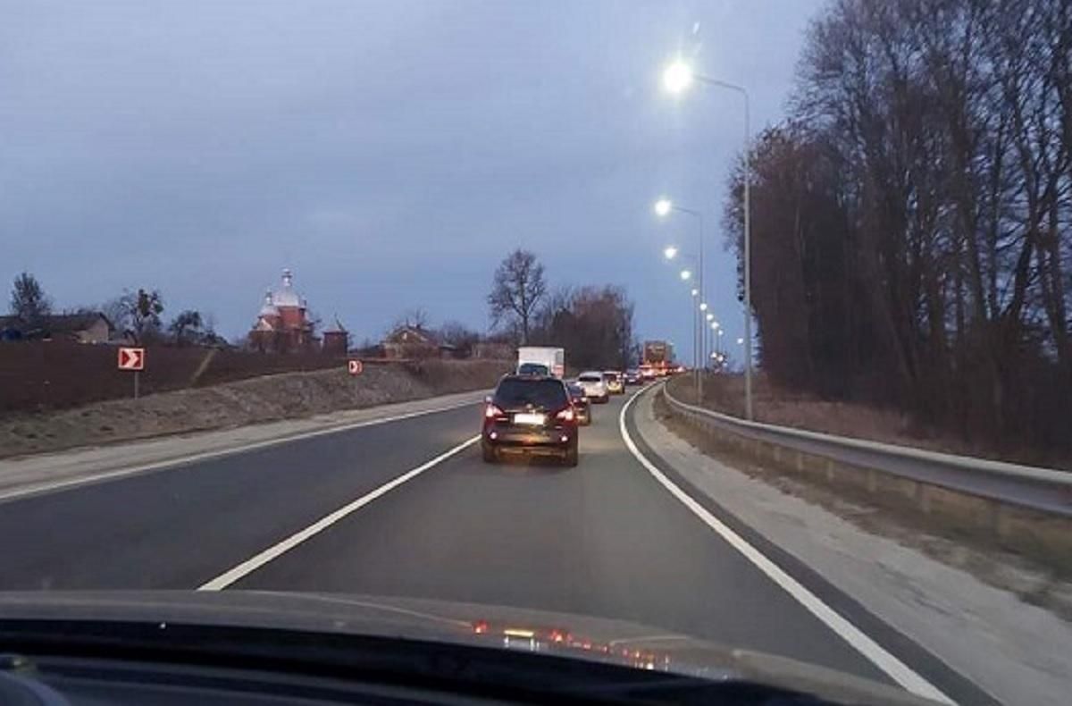 Затори на в'їзді до Львова: люди лишають авто або ночують просто неба - 26 февраля 2022 - Львов