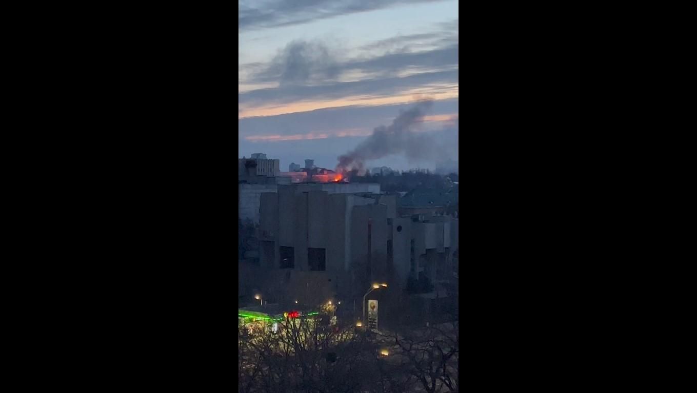 В одній з будівель "Київенерго" біля зоопарку виникла масштабна пожежа: її локалізували - 26 февраля 2022 - 24 Канал