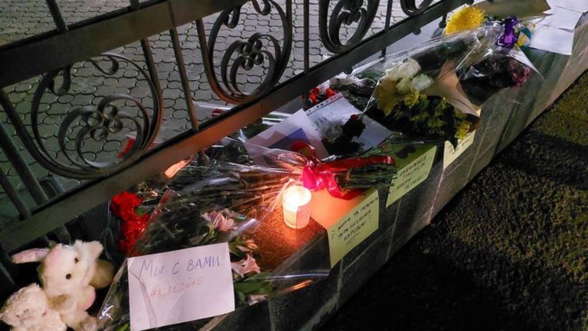 Жители Ташкента несут цветы в посольство Украины - 24 Канал Жители Ташкента несут цветы в посольство Украины - 24 Канал