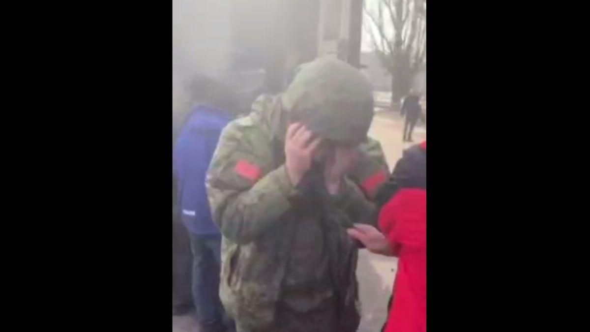 Бойцы Теробороны едва спасли российского оккупанта от украинского пенсионера Бойцы Теробороны едва спасли российского оккупанта от украинского пенсионера