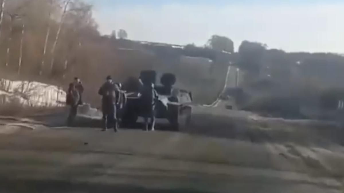 Соляра кончилась: под Сумами встретили "заблудившихся россиян" Соляра кончилась: под Сумами встретили "заблудившихся россиян"