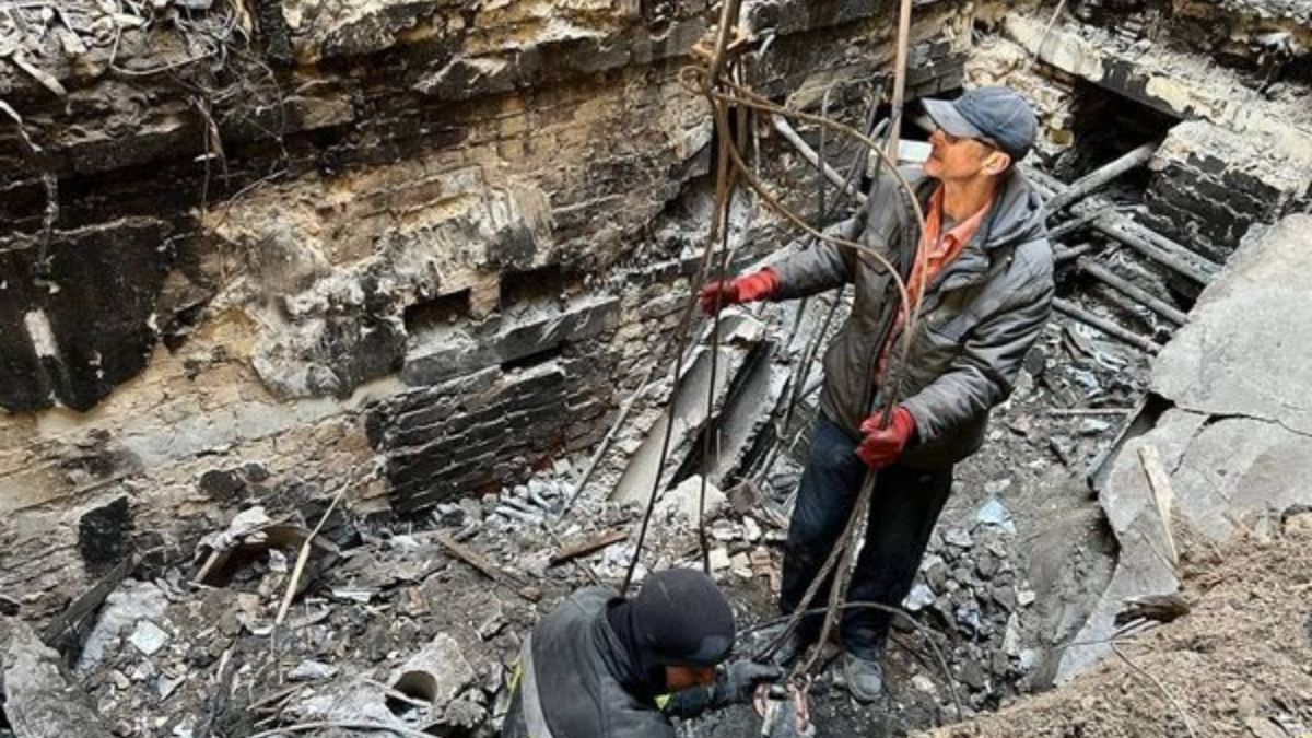 Рятувальники розбирають завали військового містечка у Калинівці - 24 Канал Рятувальники розбирають завали військового містечка у Калинівці - 24 Канал