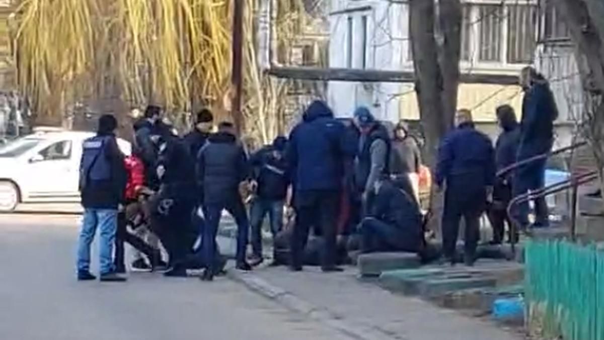 Ховалися у підвалах: у Миколаєві поліція та ТРО затримали групу окупантів - 24 Канал