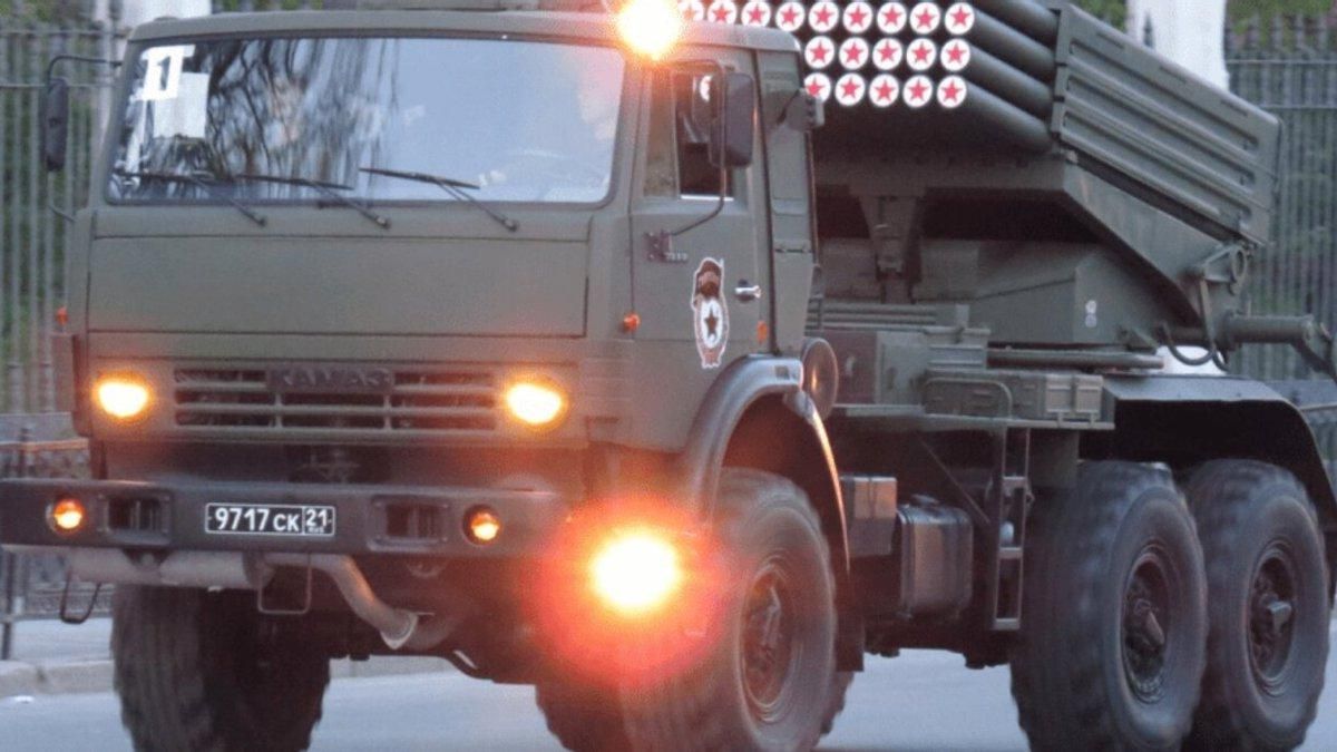 В Чернигове в районе Эпицентра враг применяет "Грады" В Чернигове в районе Эпицентра враг применяет "Грады"