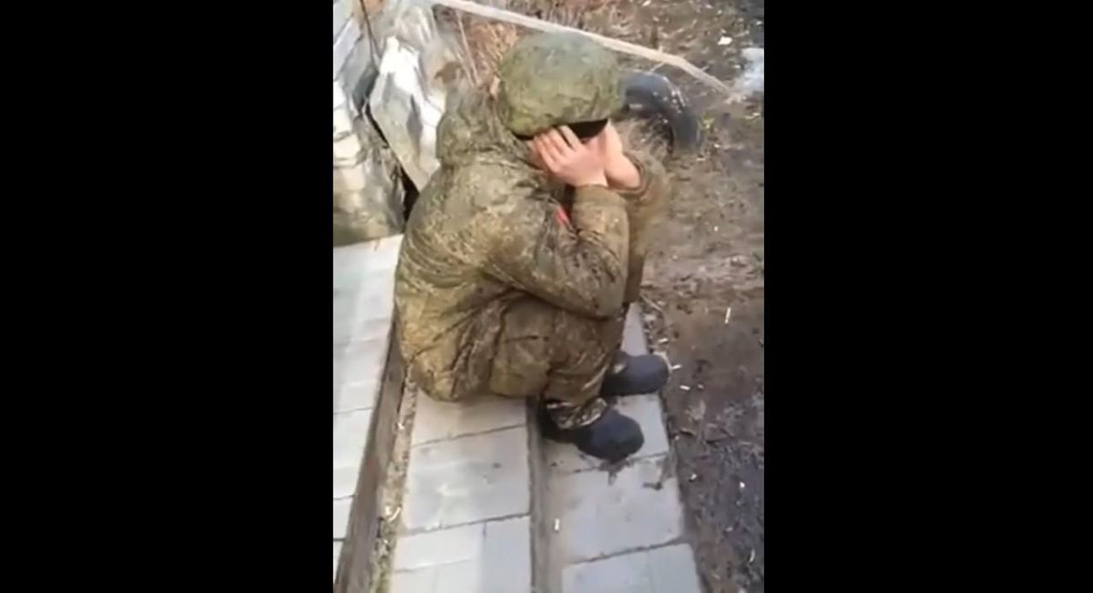 Російський військовий здався в полон, розплакався й просився додому