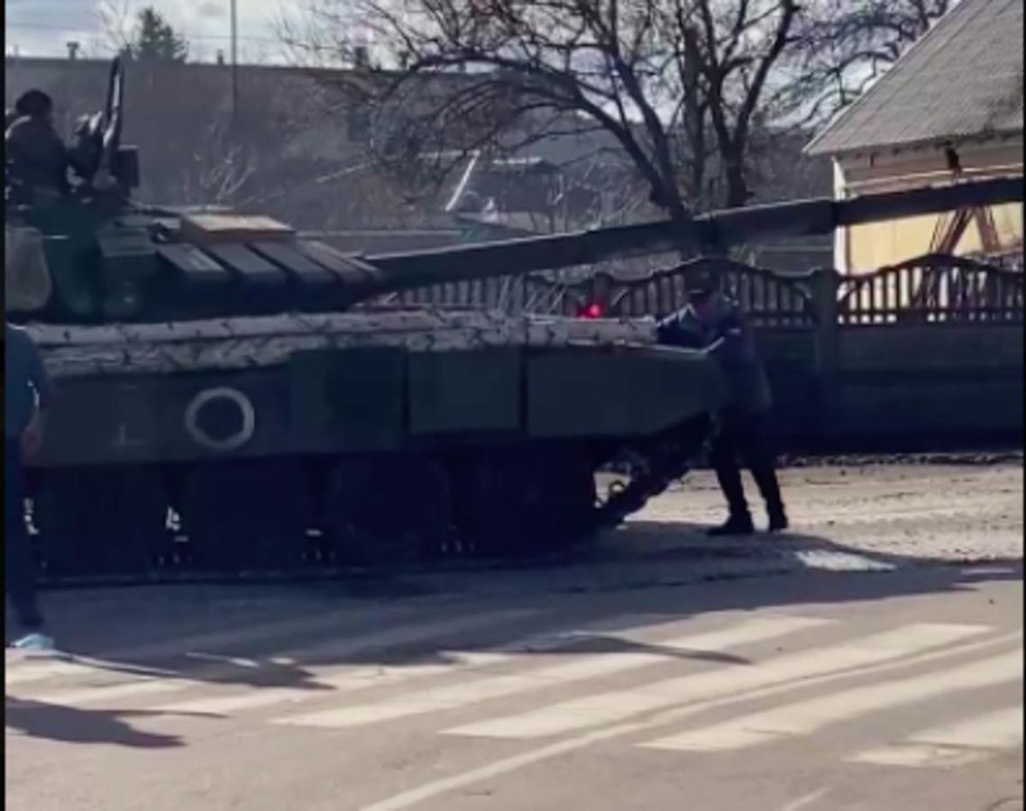 В Бахмаче люди бросаются под вражеские танки: эмоциональное видео - 24 Канал