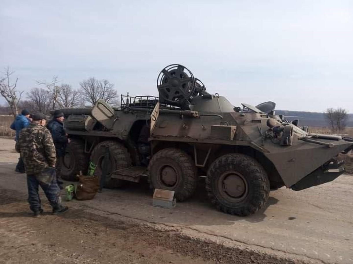 На Сумщині місцеві розбирають БТР окупантів, який росіяни залишили на вулиці - 24 Канал На Сумщині місцеві розбирають БТР окупантів, який росіяни залишили на вулиці - 24 Канал