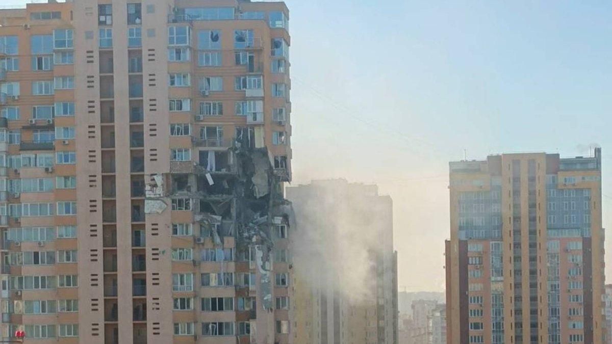 У Києві ракета РФ влучила у житловий будинок У Києві ракета РФ влучила у житловий будинок