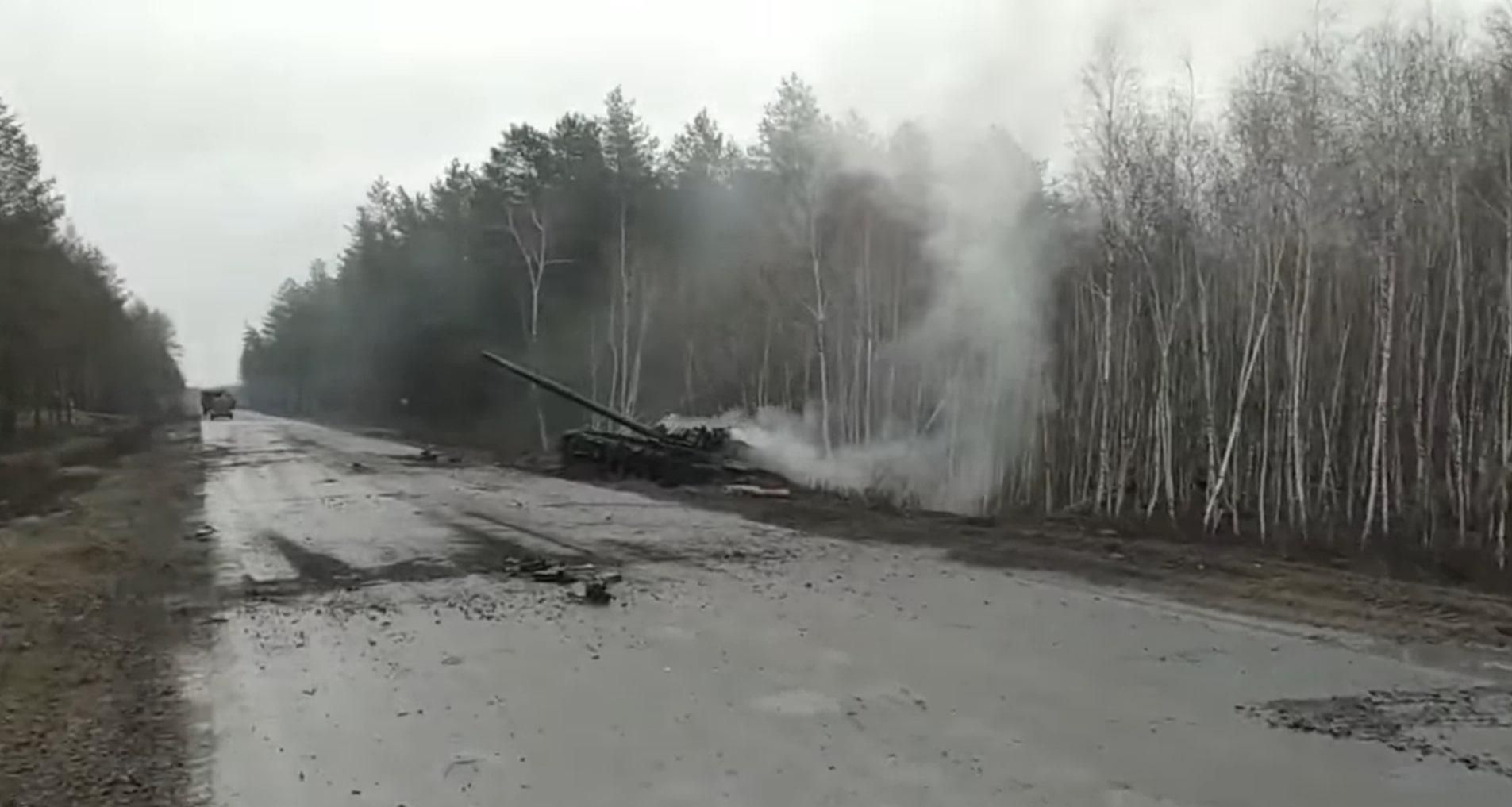 "Вот так горят и будут гореть эти уроды": в Луганской области сожгли российский танк