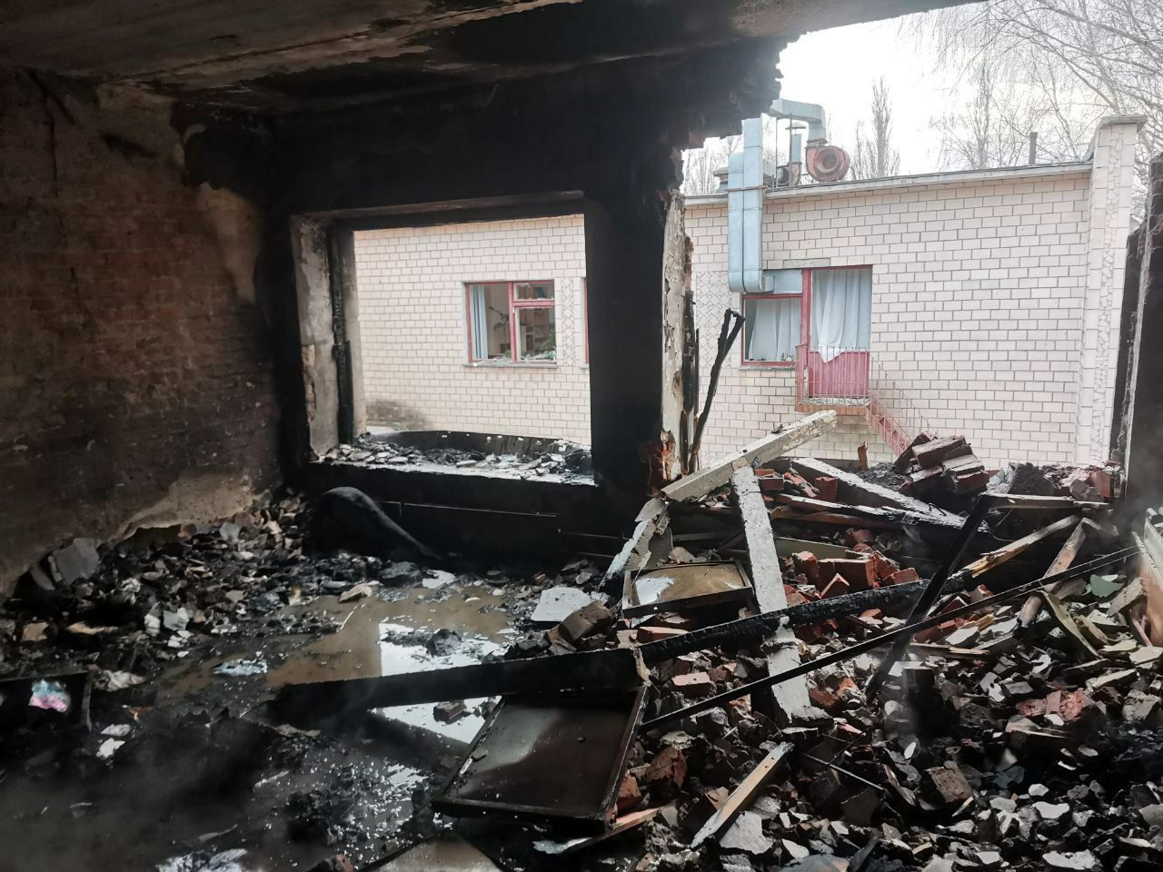 Російські окупанти обстріляли дитячий садочок у Чернігові – фото зруйнованої будівлі - 24 Канал