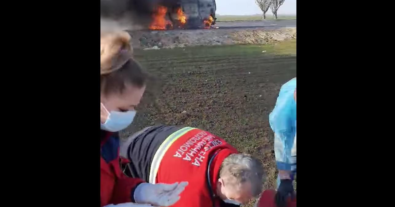 Под Херсоном российские оккупанты подбили "скорую", в которой везли раненого Под Херсоном российские оккупанты подбили "скорую", в которой везли раненого