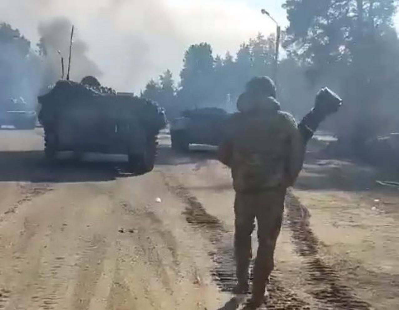 Месник з "джавеліном": генерал ЗСУ переможно пройшовся між підбитою ворожою технікою - 24 Канал