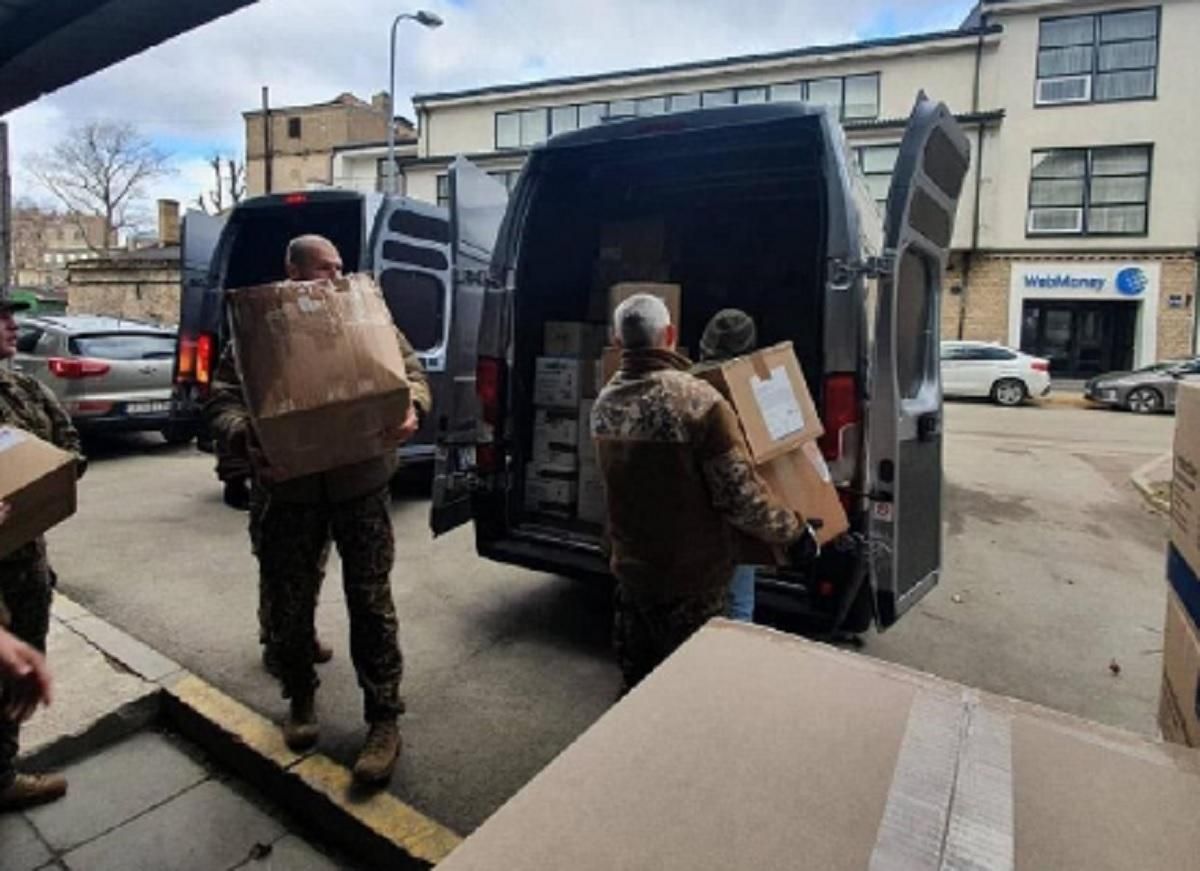 Шлемы, лекарства, сухпайки: Латвия передает Украине более 30 грузовиков с помощью