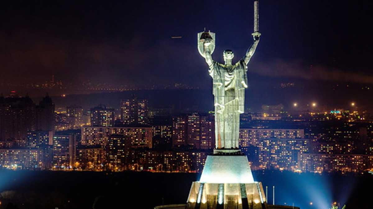 Горять лише оперативні ліхтарі у дворах: на Оболоні діє світломаскування - 26 февраля 2022 - 24 Канал Горять лише оперативні ліхтарі у дворах: на Оболоні діє світломаскування - 26 февраля 2022 - 24 Канал